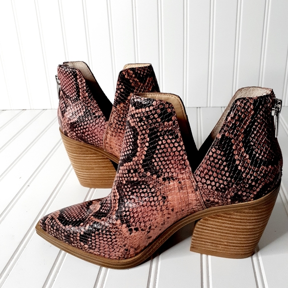 NEW Vince Camuto Gigietta Snakeskin Leather Bootie - Picture 5 of 11